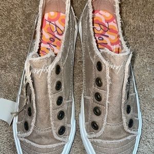 Size 7 Blowfish tan sneakers!